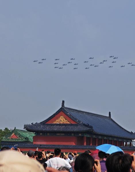 港联配资 古今同框！空中护旗梯队掠过天坛祈年殿上空，游客挥舞国旗合唱《歌唱祖国》