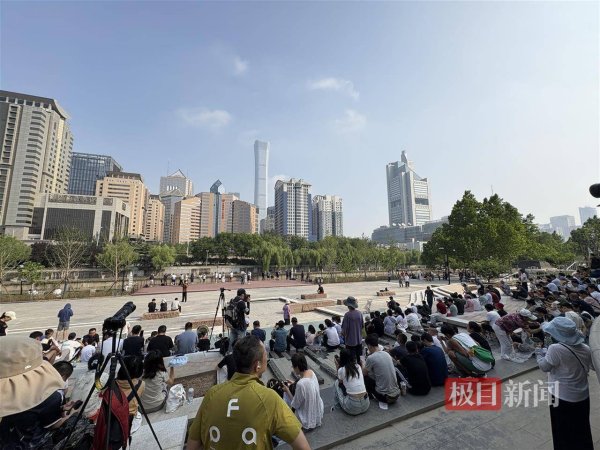 股票推手 北京市民齐聚庆丰公园观礼：长枪短炮一字排开，市民屏息等待大国重器与“中国尊”同框