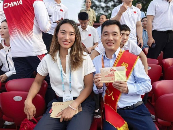 点搭网配资 全国“最美教师”彭玉生、奥运冠军郑钦文同在天安门现场观礼